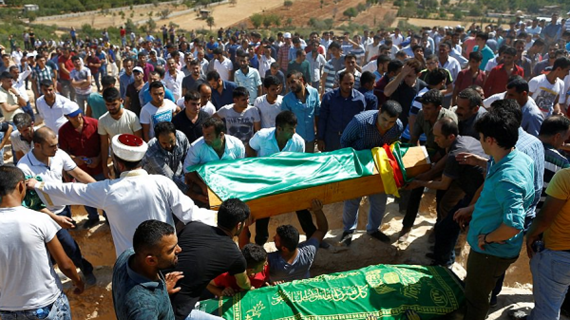 Βίντεο: «Δολοφόνε Ερντογάν» φώναζαν στις κηδείες των θυμάτων της επίθεσης στο Γκαζιαντέπ